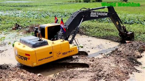 mini excavator sink in mud|spring mud on excavators.